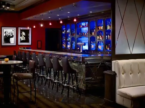 Попробуйте коктейль «Сказки о коктейле» в Royal Sonesta New Orleans