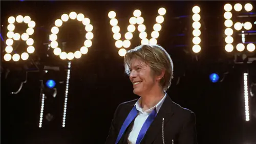 От Аладдина Сане до Зигги Стардаста в чикагском шоу «Дэвид Боуи»