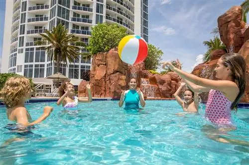 Плескайтесь, плавайте и вставайте с веслом на курорте Trump International Beach Resort