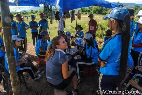 Путешествующая пара беседует с местными вьетнамскими детьми