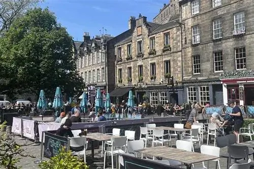 Рестораны на Эдинбургской Королевской Миле готовы к обеду.