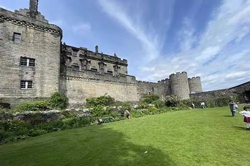 Замок Блэкнесс расположен на берегу залива Ферт-оф-Форт и был военной цитаделью в 15 веке и современным местом съемок «Чужестранки».