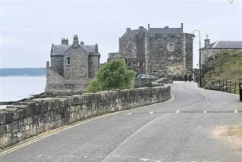 Замок Блэкнесс расположен на берегу залива Ферт-оф-Форт и был военной цитаделью в 15 веке и современным местом съемок «Чужестранки».