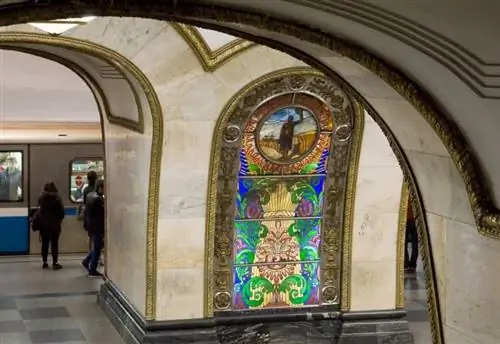 Красота станций московского метро, помимо потрясающих произведений искусства, таких как витражи, показанные здесь, заключается в том, что вы не видите никаких граффити.