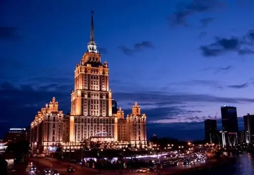 Когда солнце садится, огни отеля Radisson Royal Hotel освещают ночное небо так же ярко, как фейерверк. Стоимость электроэнергии для этого имущества не должна быть проблемой!