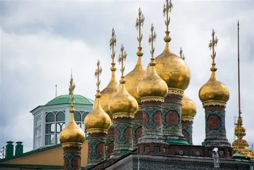 Богато украшенные церковные купола, найденные по всей России, напоминают пламя свечи, которое некоторые считают пламенем веры, достигающим небес.