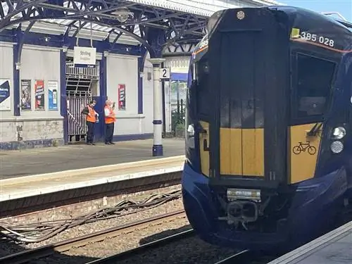 Поезд ScotRail подъезжает к станции Стерлинг.