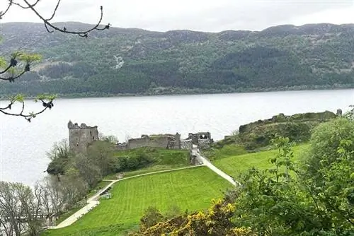 Замок Уркхарт на берегу озера Лох-Несс лежит в руинах, но является одной из самых посещаемых достопримечательностей Хайленда.