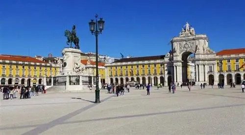 Яркие цвета на площади Праса-ду-Комерсиу