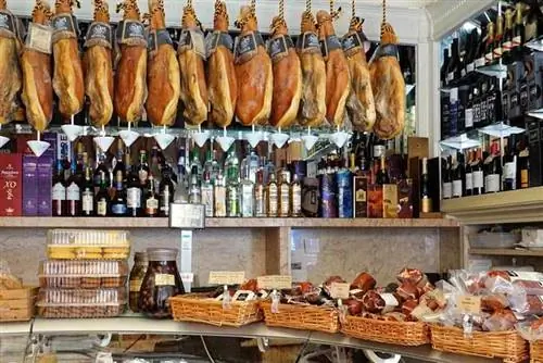 Старые магазины, такие как Manteigaria Silva, делят улицы с современными международными магазинами.