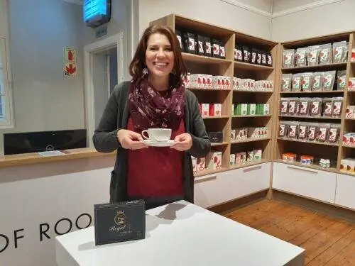 Амор Вентер предлагает мне ройбуш эспрессо.