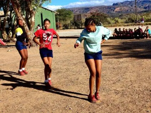 Риелдэнс, поднимая пыль.