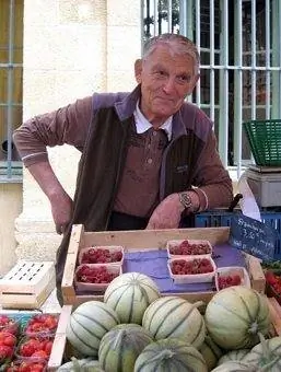 . Фермер продает дыни и малину на ежедневном продовольственном рынке Экса на площади Ришелм.