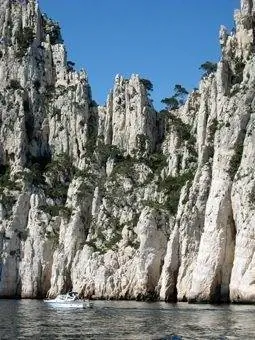 Драматические белые скалы окаймляют входы в каланки.