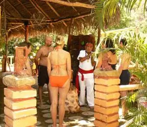 Стоя перед Абуэло Фуэго (Дедушка Огонь) в рамках традиционного ацтекского ритуала Темаскаль.