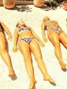 Покрытие себя красной глиной и отдых на солнце символизируют слияние с Землей в традиционном ацтекском ритуале Темаскаль.