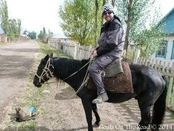 Мик на коне Дензеле по пути к озеру Сон-Куль.