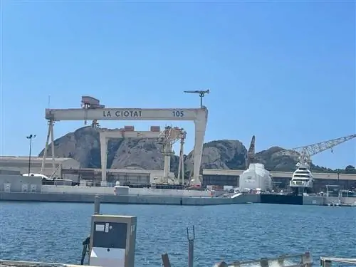 Суперяхты строятся на этой приморской верфи в Ла-Сьота, Прованс.