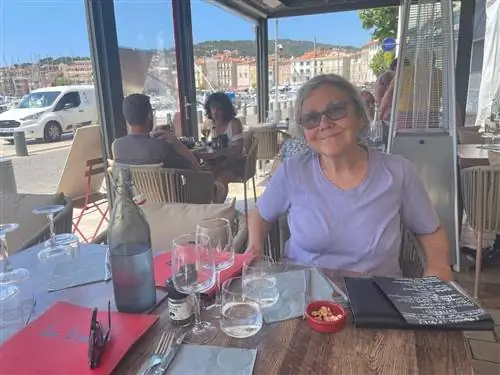 Обед - это большая трапеза в Провансе, Франция. Мэри Гилман наслаждается днем у моря. Фотографии Макса Хартшорна.