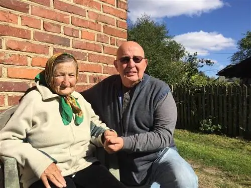 Эмоциональный момент, когда клиент держит за руку своего дальнего родственника, которого никогда не видел.