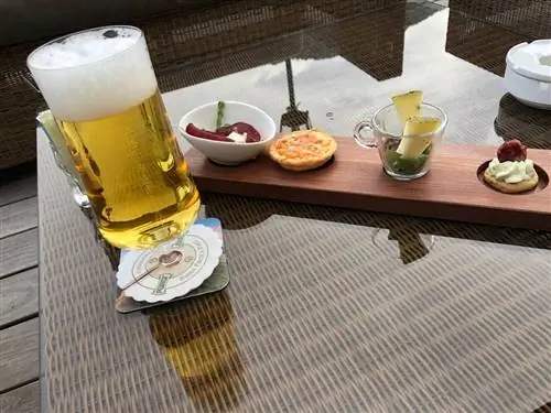 Заказывая пиво в «Адлере», вы получаете гораздо больше, чем просто пиво. Они любят заботиться о своих гостях.