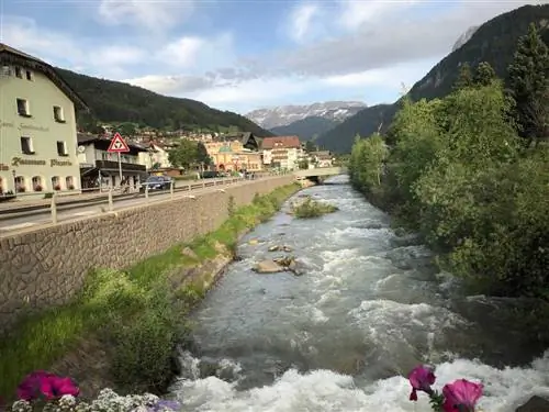 Когда вы берете в аренду один из электрических горных велосипедов отеля, вы можете прокатиться по этой стремительной реке и взять гондолу со своим велосипедом, чтобы спуститься с горы.