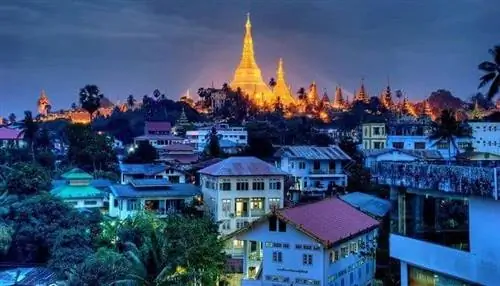 Пагода Шведагон, светящаяся в вечернем свете. На фото Донни Секстон.