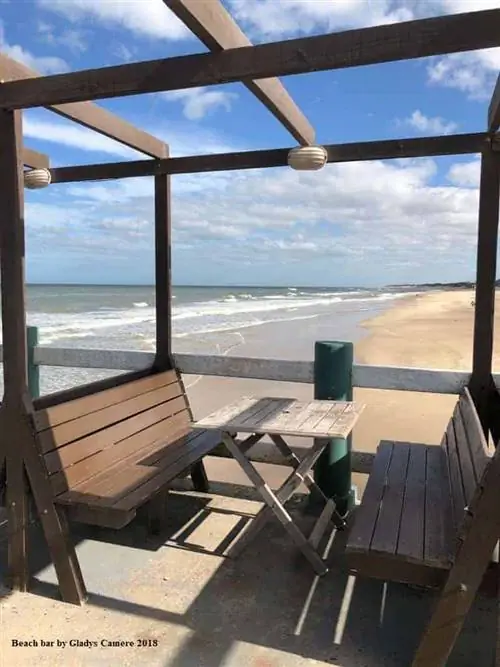 Пляжный бар, снятый Глэдис Камере, 2018 г.