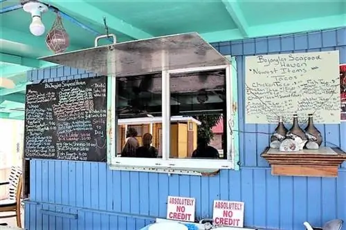 Местная багамская еда в Bojangles на Гранд-Багаме.
