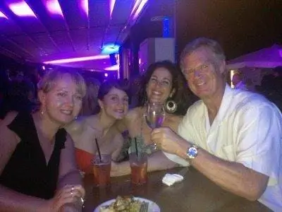 Джон и несколько его коллег-эмигрантов наслаждаются напитками в Риме.