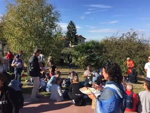 Одна из наших остановок на Винной прогулке в Дольяни.