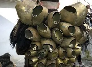 Каждый мамутон несет шестьдесят фунтов колокольчиков.