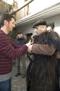 Пино помогает мамутону одеться