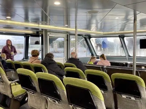 Пассажиры круизного катера Spirit of the Wild