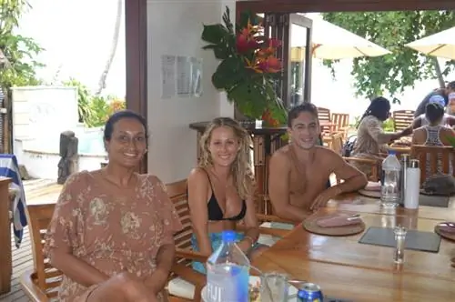 Супружеская пара Грейс и серфер Зак - медики из Сиднея, Австралия, и мы обедаем между сеансами серфинга.