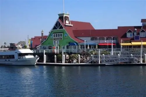Shoreline Village с магазинами, кафе и барами на пирсе в гавани Рейнбоу.