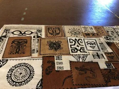 Некоторые образцы маркизских рисунков на ткани тапа. На фото Розмари Вестермайер