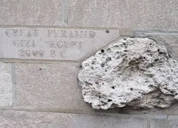 В стенах Tribune Tower хранятся знаменитые камни со всего мира. В данном случае показан фрагмент Великой пирамиды.