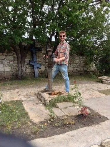 Помогаю себе свежезакачанной водой в Orheiul Vechi