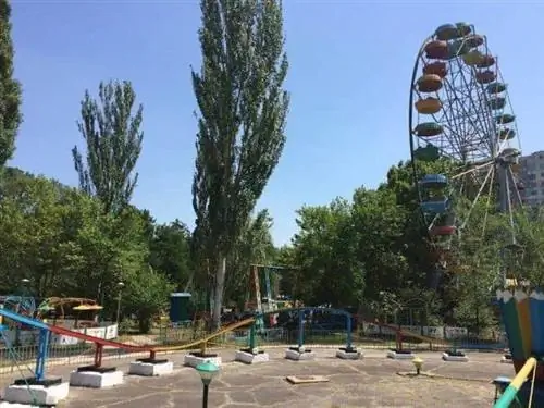 Колеса обозрения и американские горки за пределами Кишинева, Молдова.