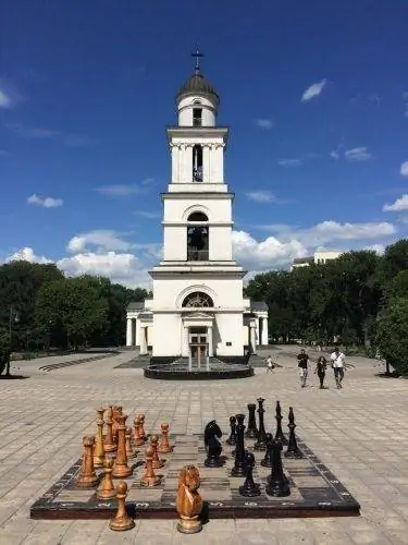 Церковь и шахматы в Кишиневе Молдова.