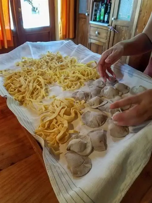 Лапша с макаронами и равиоли готовы к приготовлению на уроке медленной кулинарии Il Fontanaro в Умбрии, Италия.