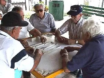 Абуэлитос играет в еще одну напряженную игру в домино в Домино-парке. Фото Педагогической школы Университета Майами.