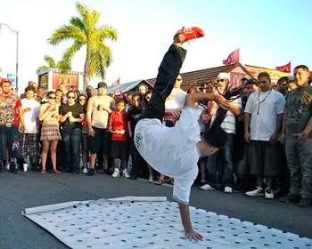 Городская акробатика на улице Маленькой Гаваны.