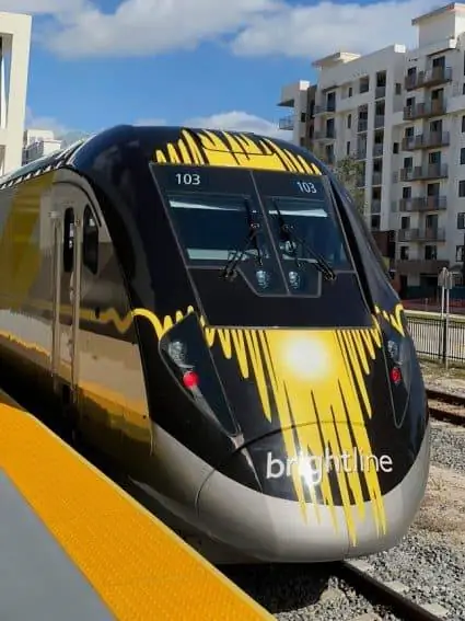 Локомотив 103 приводит в движение элегантный поезд Brightline, который сейчас курсирует во Флориде.
