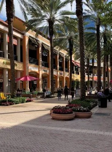 Городская площадь рядом с вокзалом