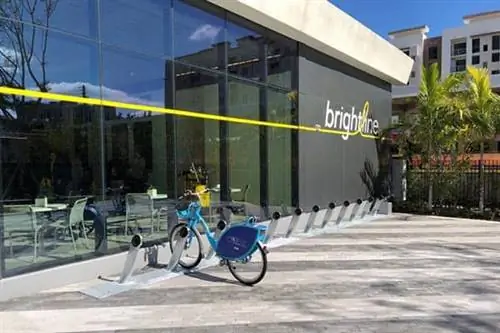 Прокат SkyBike за пределами станции Палм-Бич