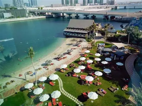 Отель Beach Rotana в Абу-Даби.