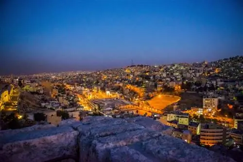 Ночной вид на Римский театр из Цитадели &copy; Jordan Tourism Board
