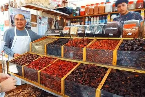 Чили продается на рынке в Ла-Рома, Мехико.